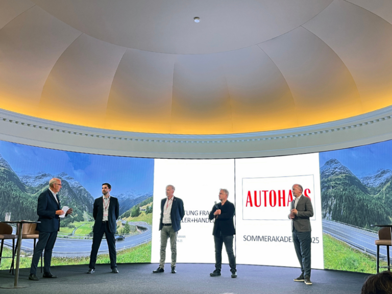 Redner auf der Bühne der Autohaus Sommerakademie 2025 sprechen über Trends und digitale Lösungen für Kfz-Händler und Händlergruppen